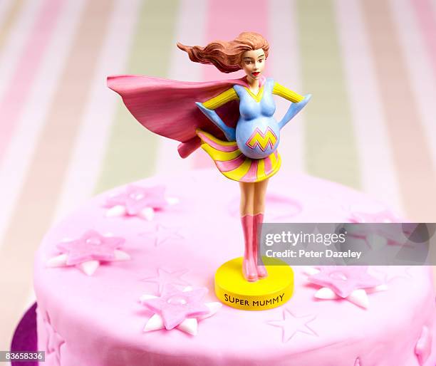 pregnant super-mum celebration cake - super mom stock-fotos und bilder
