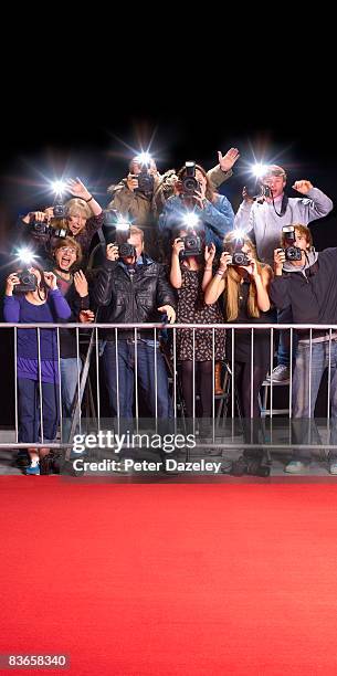 paparazzi behind railings and red carpet - paparazzi photos et images de collection