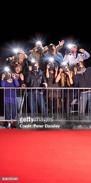 paparazzi behind railings and red carpet - red carpet event stockfoto's en -beelden