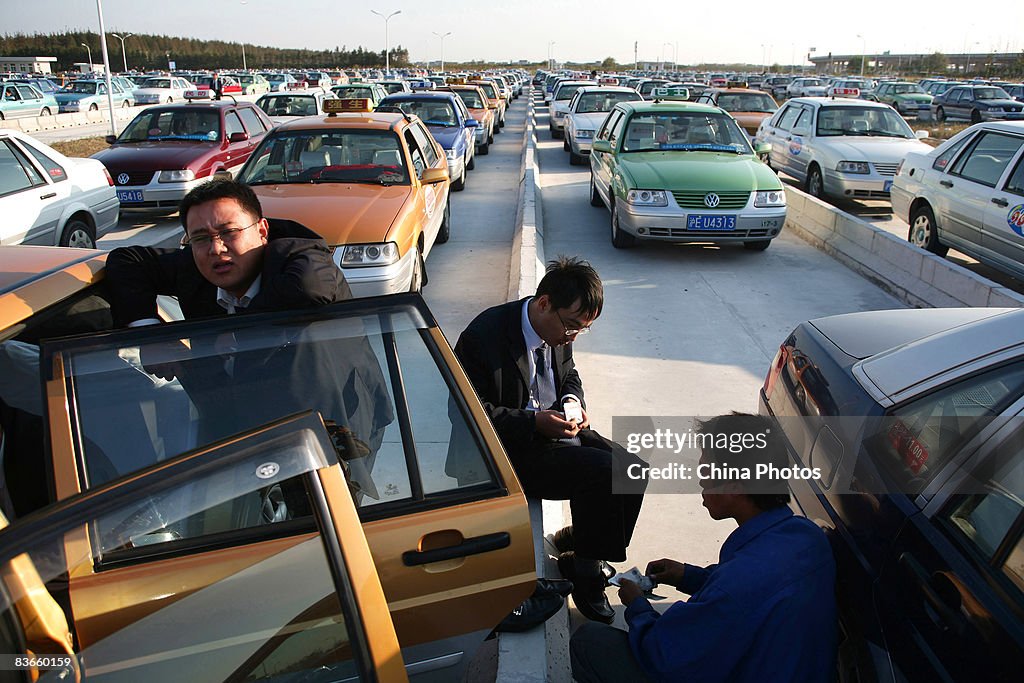 China's Taxi Drivers Suffer From Passenger Traffic Decline Amid Global Financial Crisis