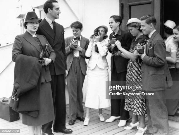 Un groupe de jeunes photographes amateurs chassant les stars de cinéma, prennent en photo l'acteur britannique Basil Rathbone et sa femme, à New York...