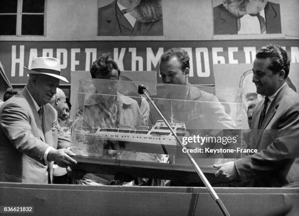 Nikita Khrouchtchev photographié lors de sa visite aux chantiers navals de Varna, Bulgarie circa 1960.