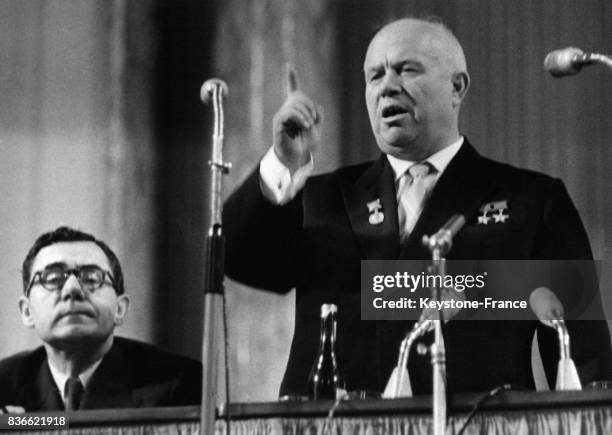 Nikita Khrouchtchev prononçant un discours à Bonn, Allemagne le 8 juillet 1960.