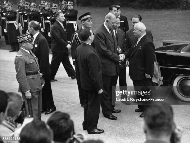 Le Général de Gaulle et Nikita Khrouchtchev échangent une ultime poignée de main au moment où le président du Conseil de l'Union soviétique s'apprête...