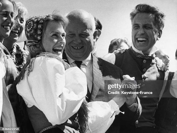 Nikita Khrouchtchev danse avec Miss Suède lors de sa visite à Stockholm, Suède le 26 juin 1964.