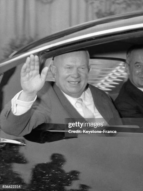 Nikita Khrouchtchev passe son bras par la portière pour saluer les Marseillais venus l'acclamer sur son passage, à Marseille, France le 29 mars 1960.