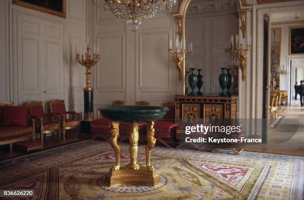 Le salon des malachites : cette pièce contient en particulier, les objets d'art fabriqués avec les blocs de malachite de Sibérie, offerts par le tsar...