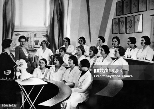 Cours de soins de beauté, ici sur les massages, faciaux, dans un institut à Vienne, Autriche, le 22 avril 1933.