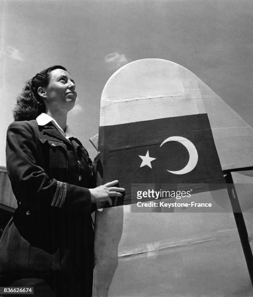 La femme pilote Yildiz Uçman près de son avion russe Polikarpov R-5 circa 1935 en Turquie.