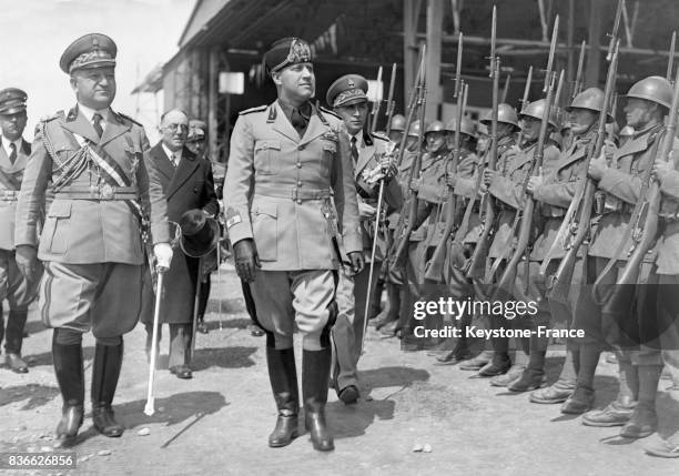 Le ministre des Affaires étrangères italien Galeazzo Ciano passe en revue les troupes albanaises à son arrivée à Tirana, Albanie, le 27 avril 1938.