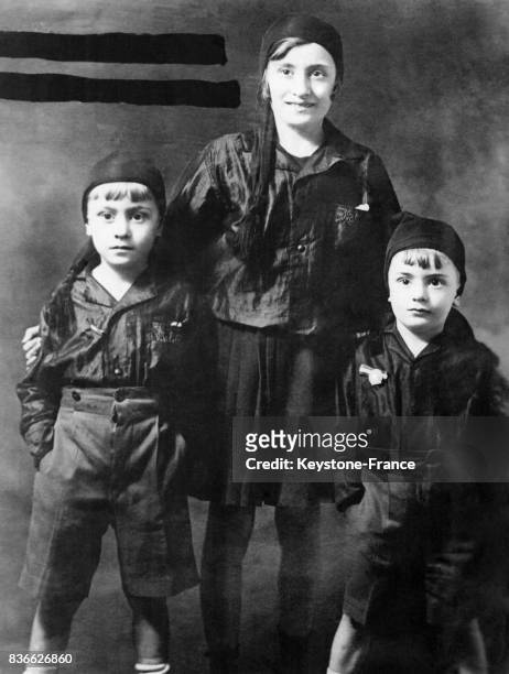 De gauche à droite, Bruno, Edda et Vittorio en uniforme fasciste, à Rome, Italie en 1927.