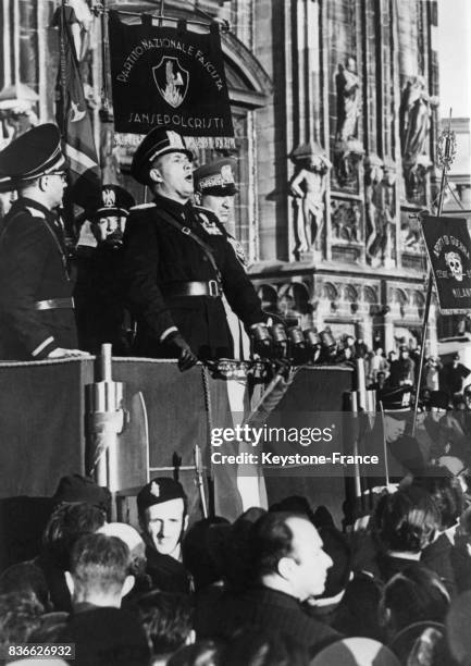 Le comte Ciano, ministre des Affaires étrangères, prononçant un discours à son arrivée à Milan, Italie le 28 mai 1940.