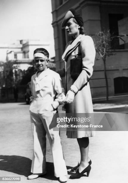 Le petit-fils du Duce, Fabrizio Ciano photographié avec sa mère, la comtesse Edda Ciano à Rome, Italie circa 1930.