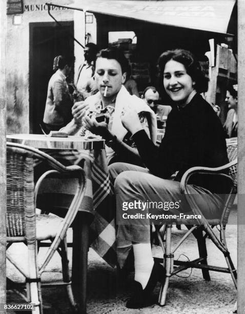Raimonda Ciano dite Dindina, fille de Galeazzo Ciano et de Edda Mussolini, photographiée avec son jeune mari le marquis Alessandro Giunta à Capri,...