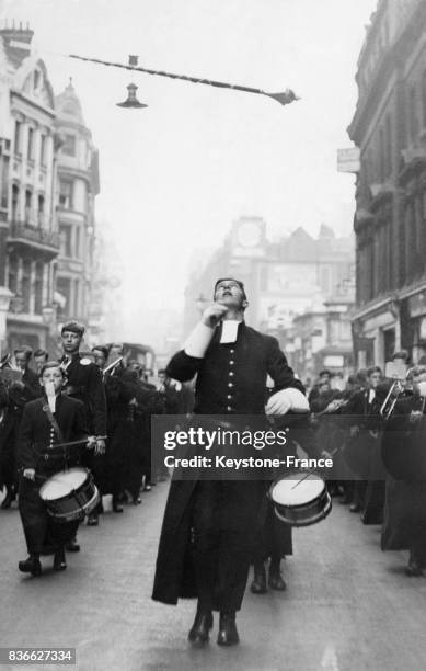 Le leader des Bluecoat Boys, nom donné à un orchestre composé d'étudiants du Christ's Hospital, lance son bâton en l'air lors de la parade les menant...