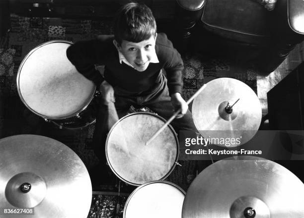 Bobby Worth s'entraîne à la batterie aavant un concert avec la pop star Eden Kane le 1er juin 1962 à Bermondsey, Royaume-Uni.