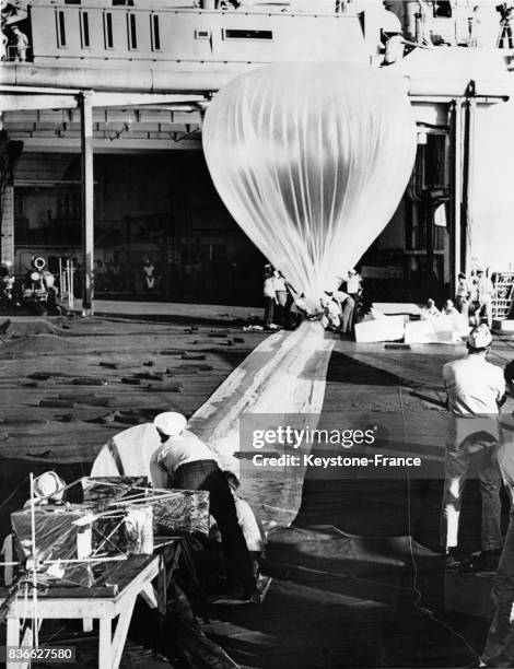 Ballon de recherche de la marine américaine à bord du USS Norton Sound, dans le cadre de l'opération scientifique Skyhook aux Etats-Unis.