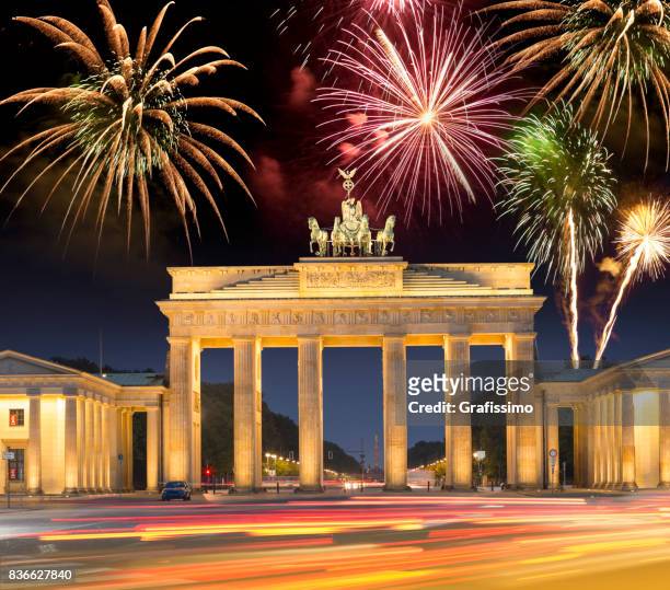 feuerwerk über dem brandenburger tor in berlin deutschland für glückliches neues jahr - silvester berlin stock-fotos und bilder