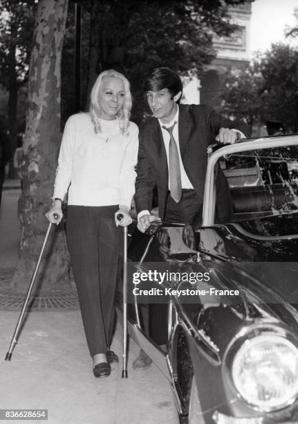 Leny Escudero et Isabelle Aubret avec ses béquilles suite à son accident automobile, à Paris, France le 8 octobre 1963.