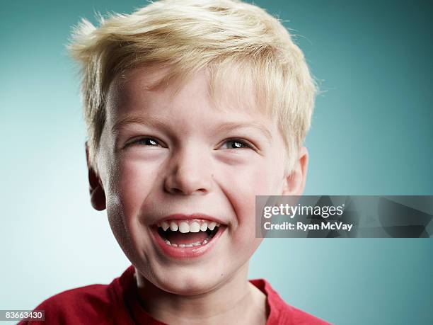 sonriente de 4 años viejo niño - sonrisa con dientes fotografías e imágenes de stock