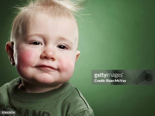 sonriente bebé niño de 1 año de edad. - one baby boy only fotografías e imágenes de stock