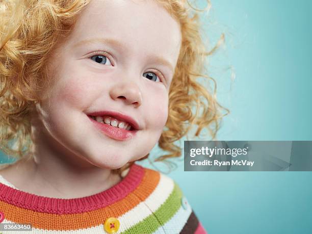 retrato de un sonriente niña de 3 años de edad. - 2 year old child fotografías e imágenes de stock