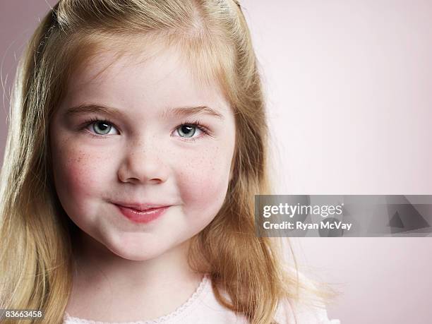ritratto di ragazza sorridente di 4 anni. - bambina bionda occhi verdi foto e immagini stock