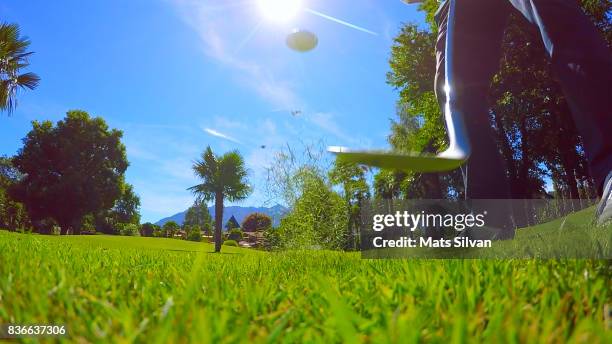 golf swing on the grass - tiro curto imagens e fotografias de stock