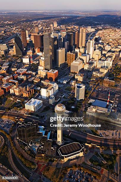 downtown dallas skyline - reunion tower stock-fotos und bilder