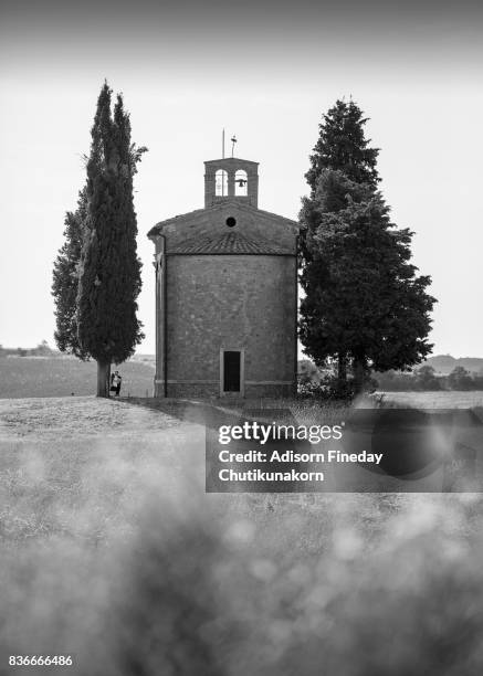 the vitaleta chapel in , tuscany. - ciel sans nuage 個照片及圖片檔