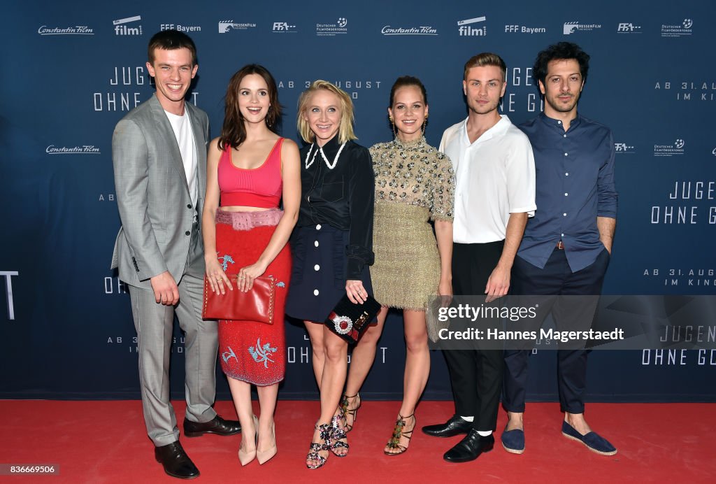 Jannis Niewoehner, Emilia Schuele, Anna Maria Muehe, Alicia von... News