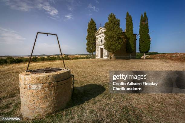 the vitaleta chapel , tuscany. - capella di vitaleta fotografías e imágenes de stock