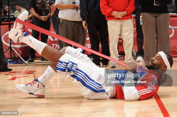 Baron Davis of Los Angeles Clippers warms up prior to the game against the Sacramento Kings at Staples Center on November 12, 2008 in Los Angeles,...