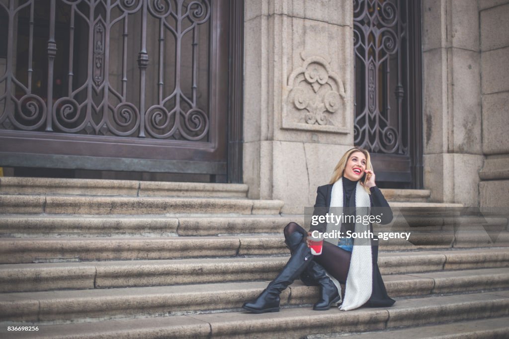 Frau sitzt auf der Treppe