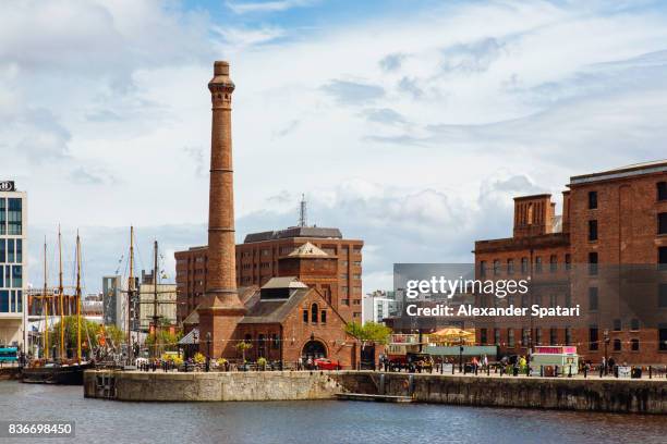 albert dock in liverpool, england, uk - liverpool uk stockfoto's en -beelden