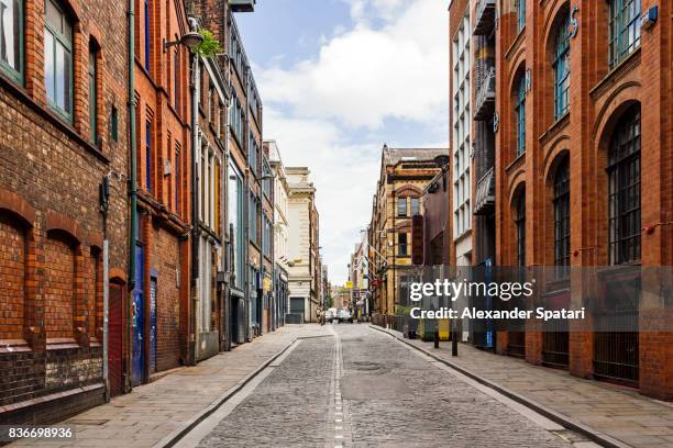 old street with brick wall buildings in the downtown of liverpool, england, uk - liverpool inghilterra foto e immagini stock