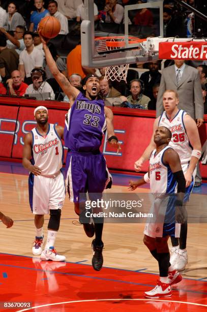 Mikki Moore of the Sacramento Kings goes up for a dunk against the Los Angeles Clippers at Staples Center on November 12, 2008 in Los Angeles,...