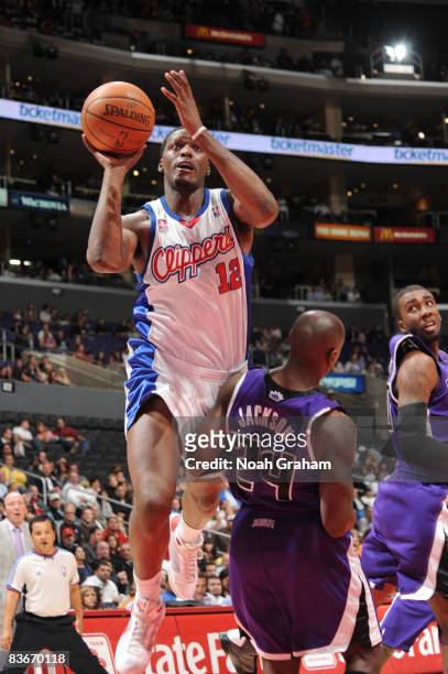 Al Thornton of the Los Angeles Clippers attempts a shot against Bobby Jackson of the Sacramento Kings at Staples Center on November 12, 2008 in Los...