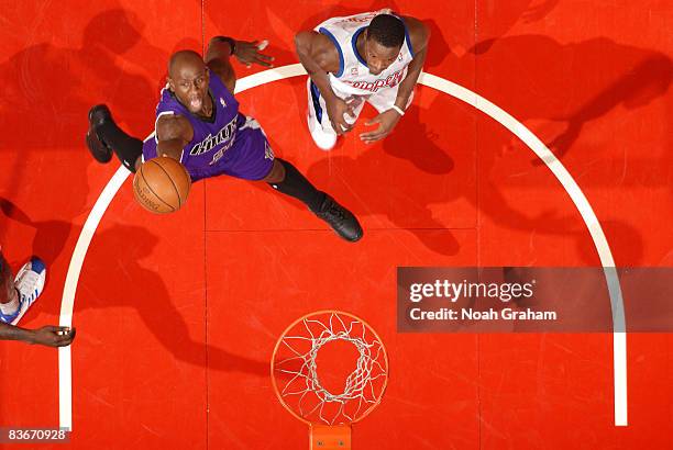 Bobby Jackson of the Sacramento Kings puts up a shot while Al Thornton of the Los Angeles Clippers looks on during their game at Staples Center on...