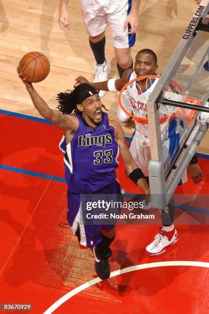 Mikki Moore of the Sacramento Kings goes up for a dunk against the Los Angeles Clippers at Staples Center on November 12, 2008 in Los Angeles,...