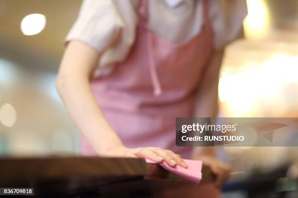 waitress clearing table - criada fotografías e imágenes de stock