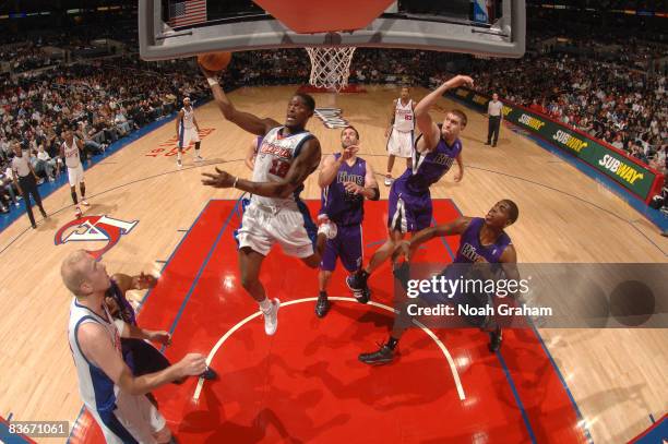Al Thornton of the Los Angeles Clippers puts up a shot against the Sacramento Kings at Staples Center on November 12, 2008 in Los Angeles,...