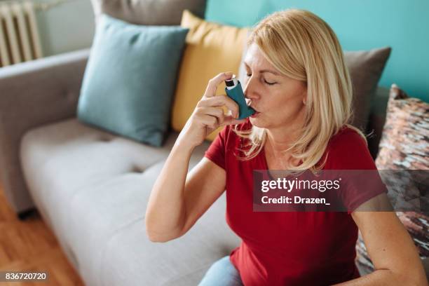 alltag eines menschen mit asthma - asthmatic stock-fotos und bilder