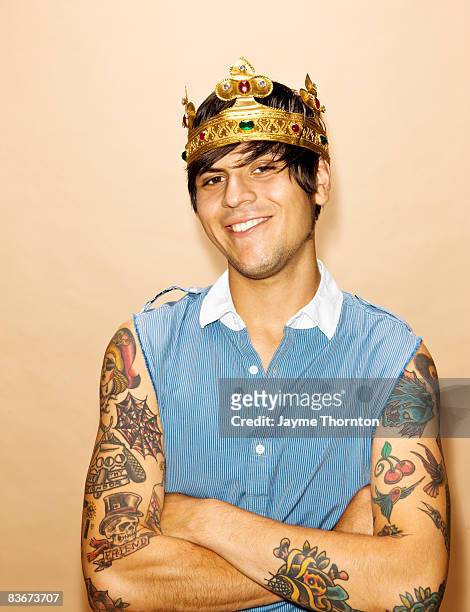 male hipster wearing crown - krone kopfbedeckung stock-fotos und bilder