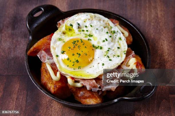 patatas bravas - patatas bravas stockfoto's en -beelden