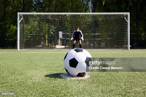 a soccer ball on a soccer field - strafstoß oder strafwurf stock-fotos und bilder