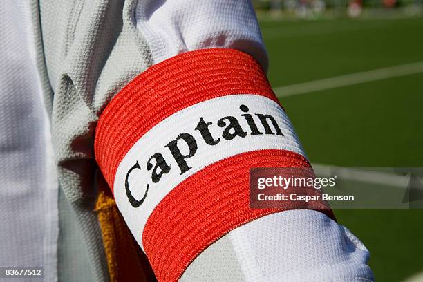 a person wearing a 'captain' arm band - skipper stockfoto's en -beelden