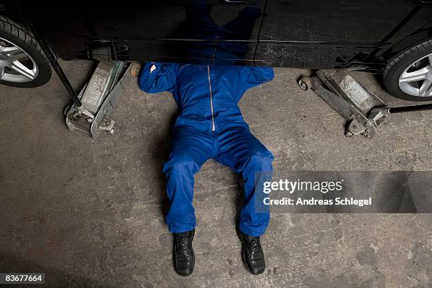 a car mechanic servicing a car - auto mechanic stock pictures, royalty-free photos & images