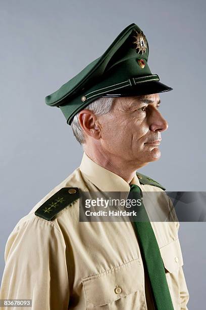 portrait of a police officer - uniformmütze stock-fotos und bilder