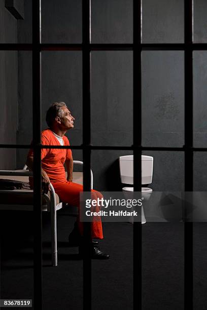 a prisoner sitting in his prison cell - 囚犯 個照片及圖片檔